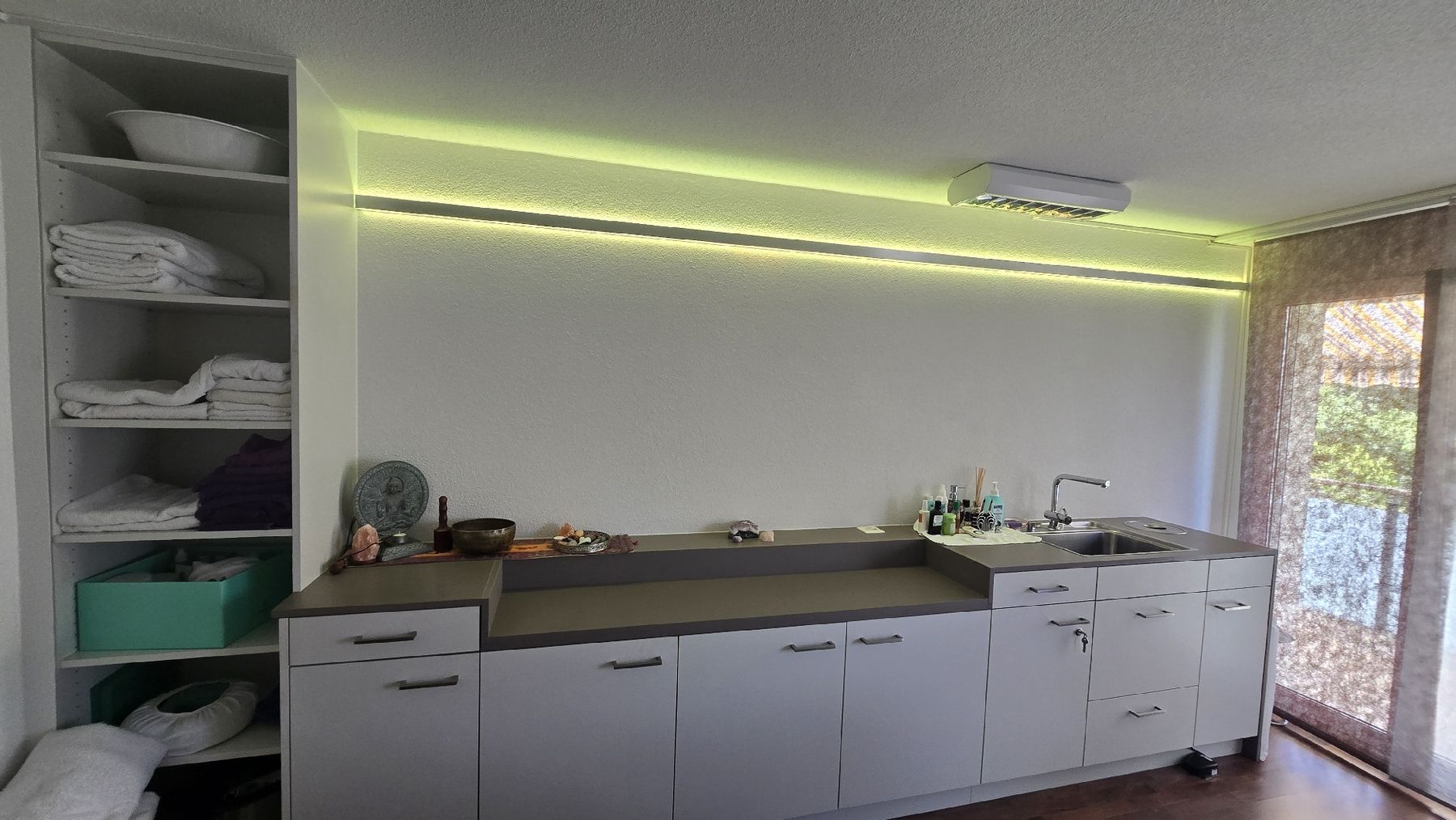 Allestimento di negozi e stand fieristici: Siteboard, Einbaumöbel mit Waschbecken – Usato da Uznach venduto da lindahu 3