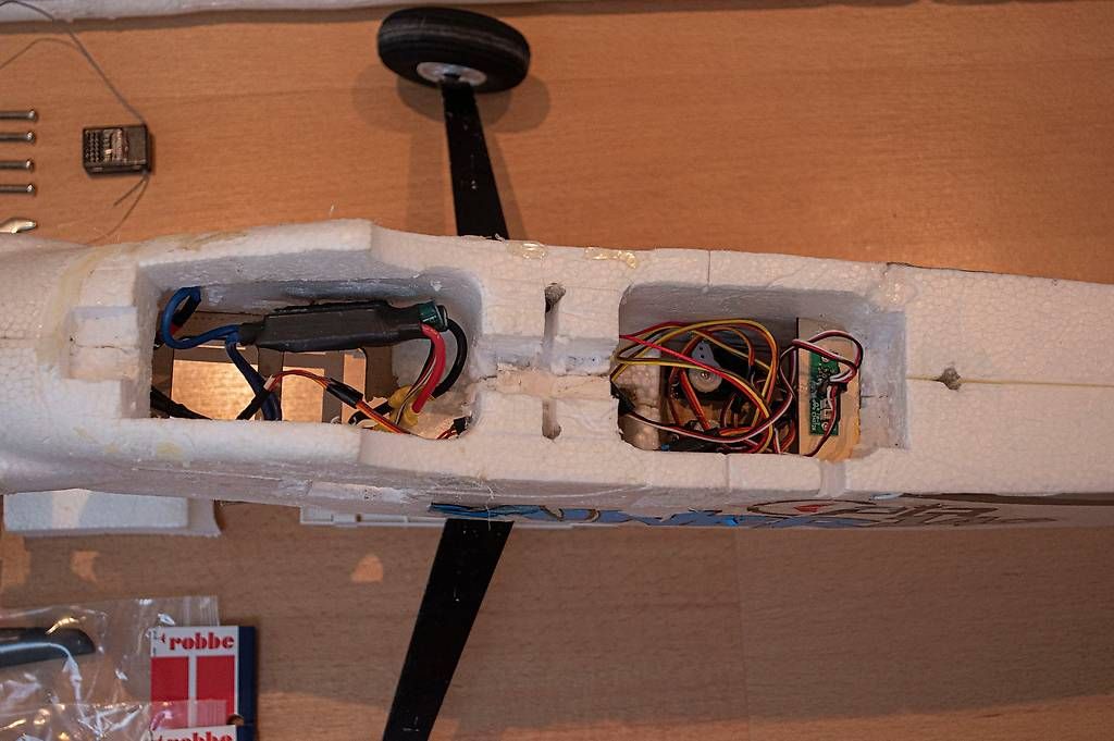 Robbe Modellismo RC: Avion RC Robbe Air Trainer 140 + Pièces Rechange – Usato da Tatroz venduto da schnibee 2