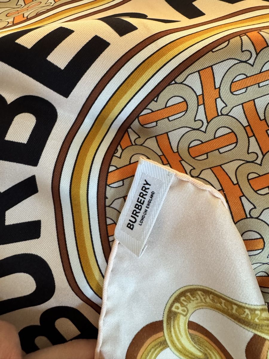 Burberry Foulard & Sciarpe: Burberry silk scarf, classic design 90cm – Nuovo (secondo la descrizione) da Thonex venduto da Lux_brands01 3