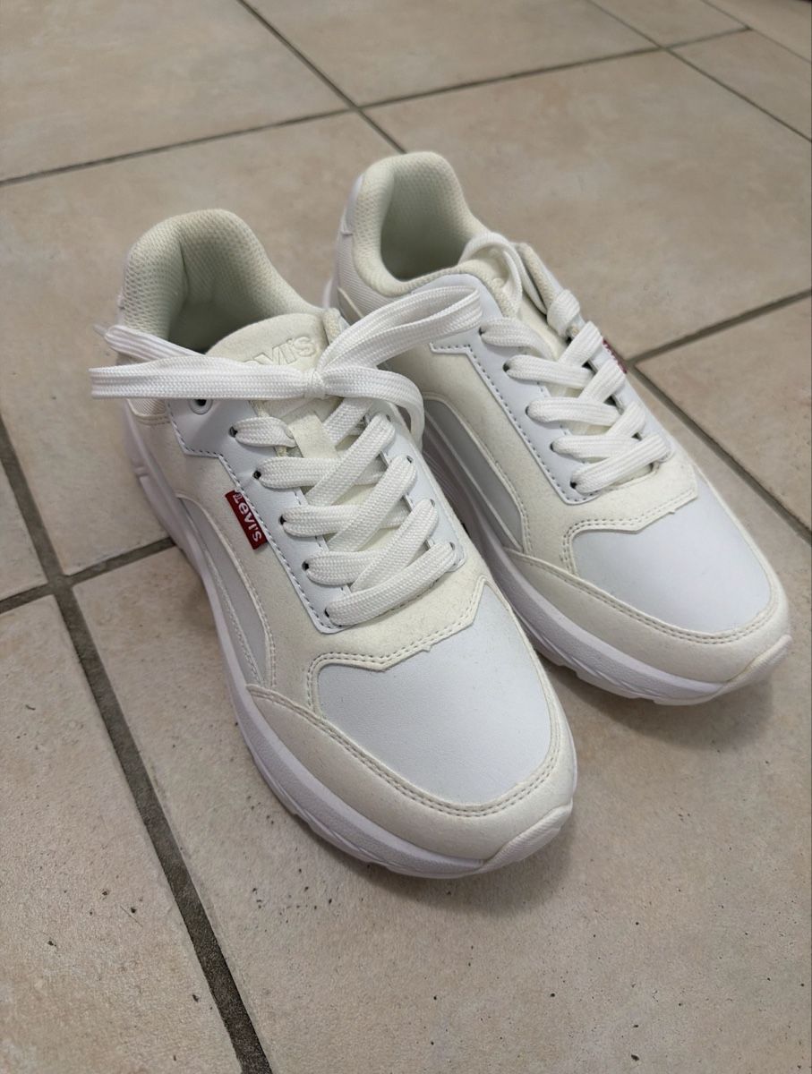 Levi's Damenschuhe: NEUE WEISSE LEVI'S SNEAKER – Neu (gemäss Beschreibung) aus Russikon von Berol