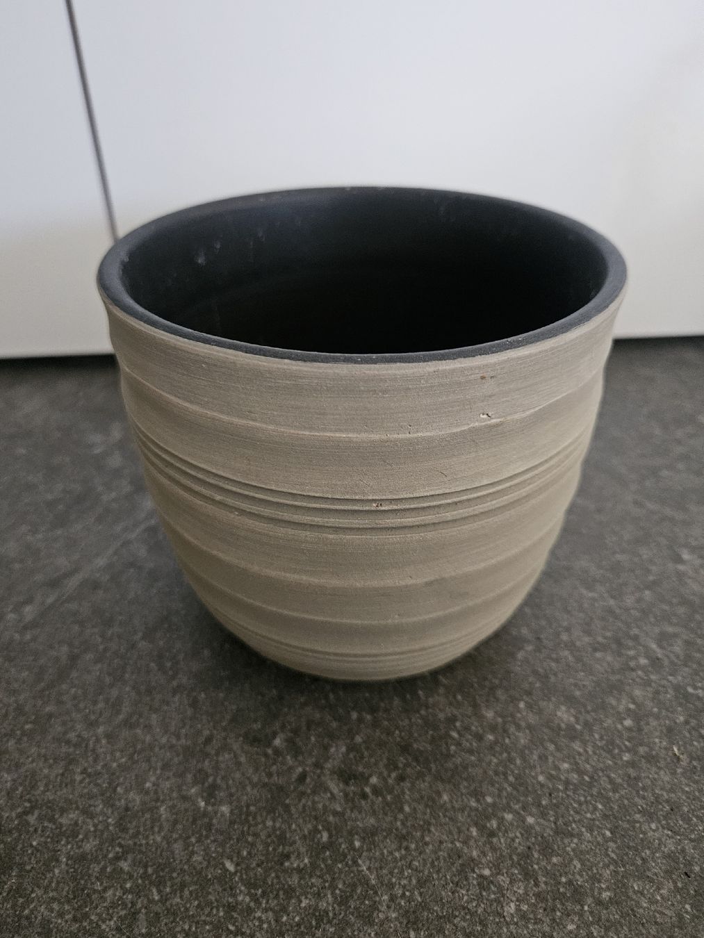 Blumentöpfe: Cache-pot strié taupe – Gebraucht aus Bussigny von niwa_mikan