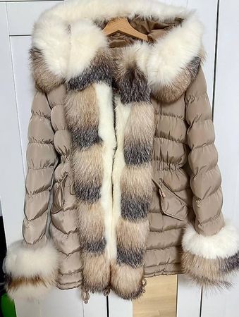 Beige Parka mit abnehmbaren Waschbärpelz