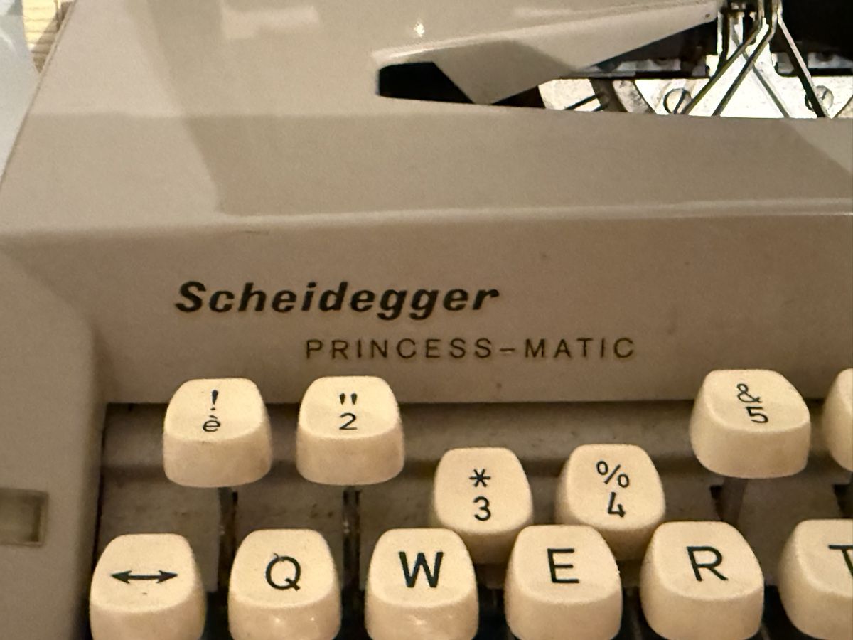Macchine da scrivere: Alte Schreibmaschine – Usato da Rickenbach Sulz venduto da pbf9 1