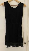 Schwarzes Kleid mit Spitze