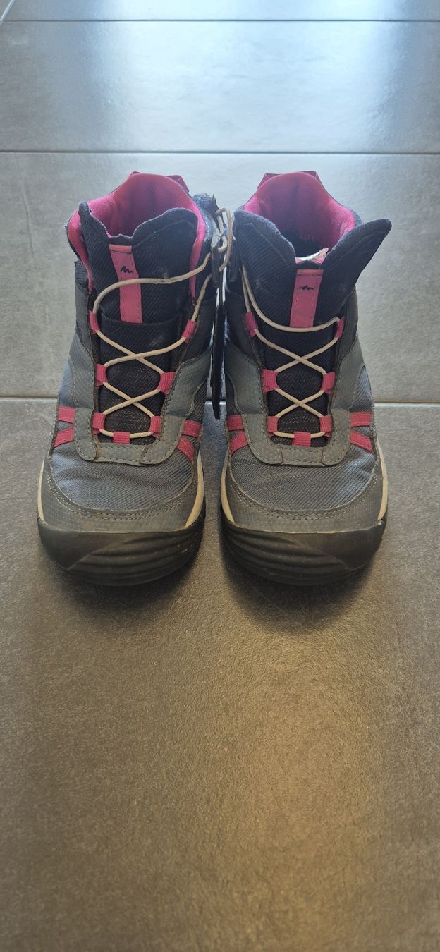Scarpe per ragazzi: Kinder Wanderschuhe Quechua grau pink Grösse 32 gebraucht – Usato da Ruswil venduto da Svenchen89