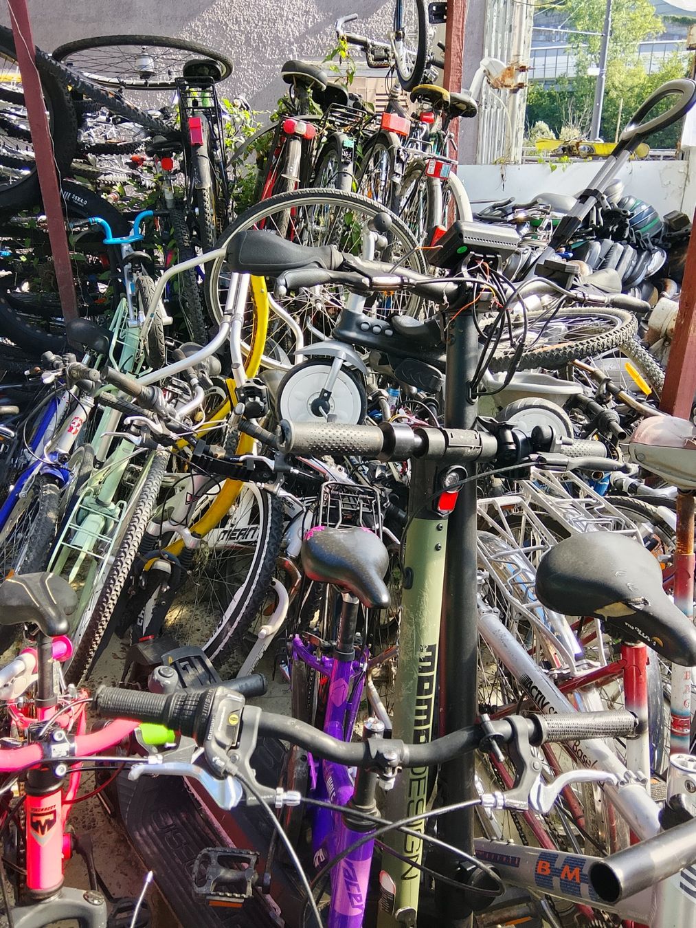 Velos: Fahrräder  (mehr als 30 velos) – Defekt aus Luzern von val_9ngc 1