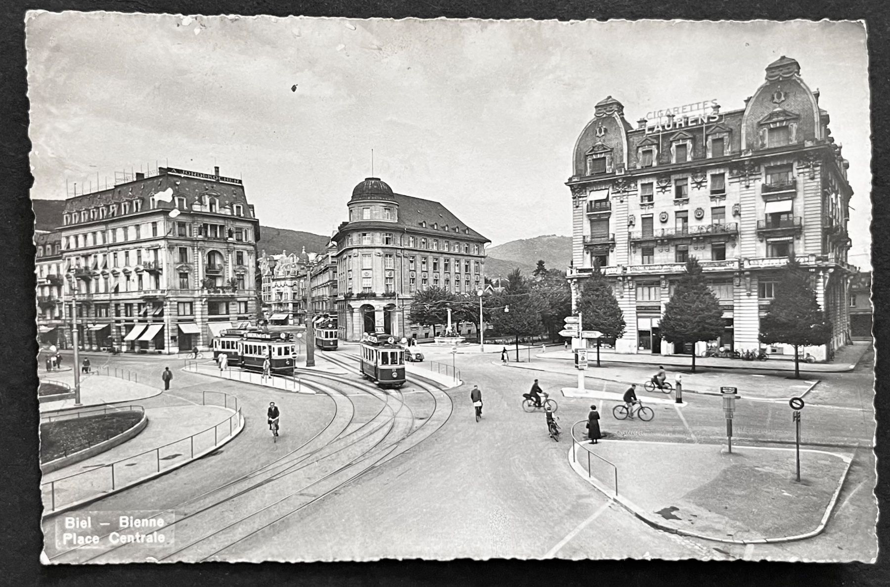 Cartoline postali: Biel - Bienne Place Centrale, Tram/ Ca. 1940 – Usato da Ostermundigen venduto da DaxKarten-75