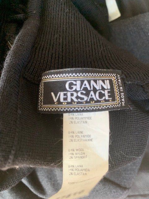 Versace Kleider: Robe noire de Versace – Neu (gemäss Beschreibung) aus St-Aubin-Sauges von Juliezan 5