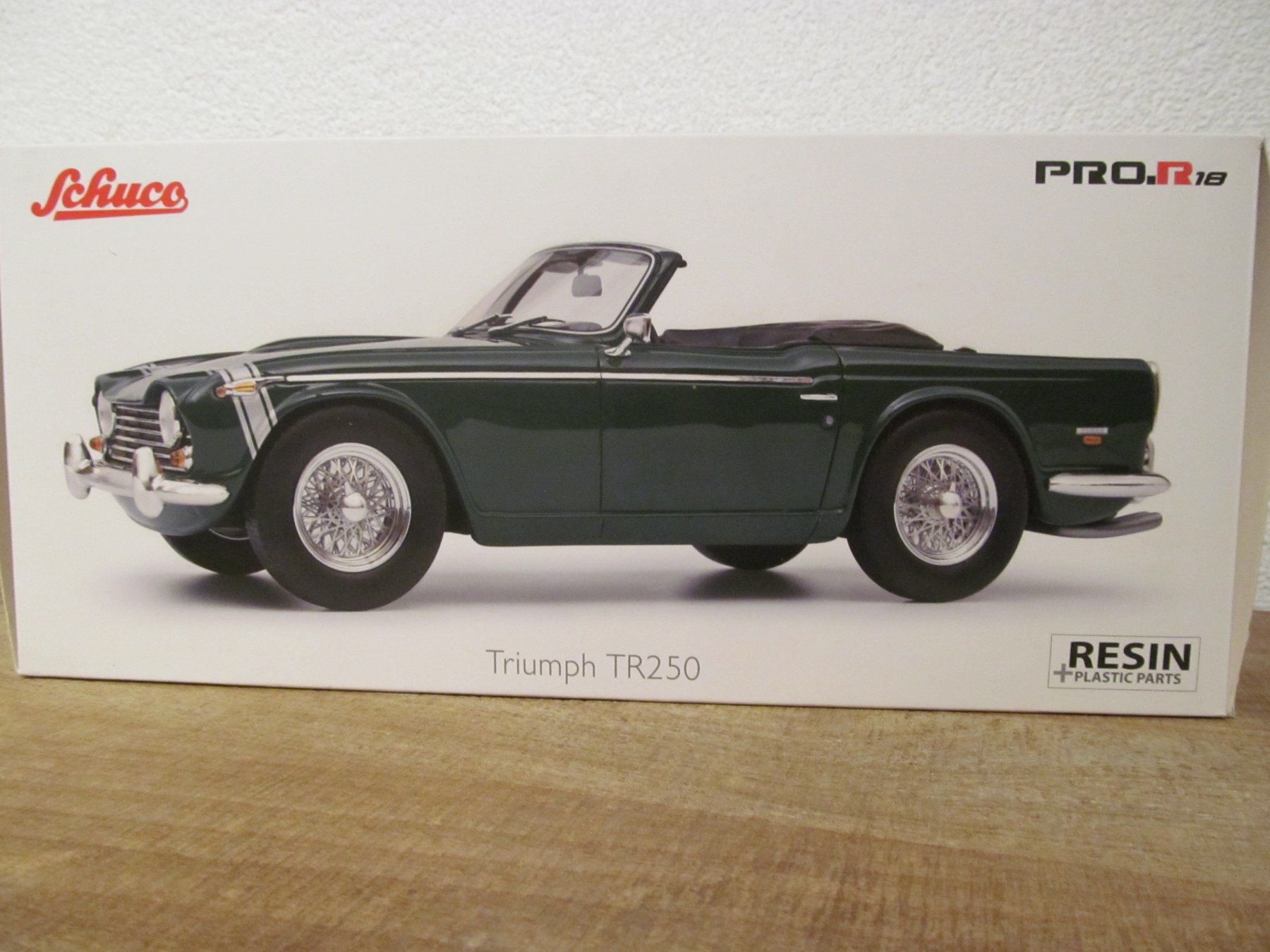 Triumph Modellini d'auto: TRIUMPH TR250  SCHUCO  RESIN 1:18 – Nuovo e nell'imballaggio originale da Grueningen venduto da malamut56