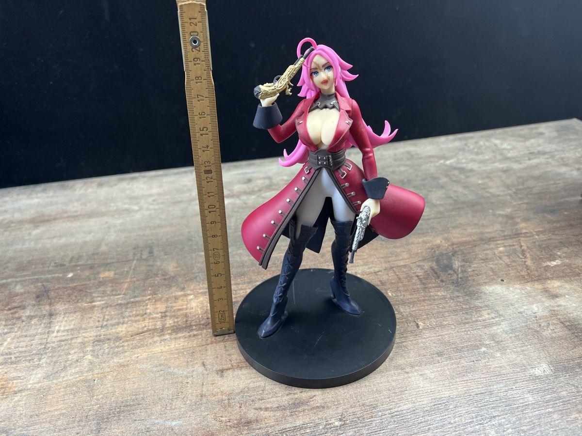 Statuette: Anime Figur Piratin mit Pistole ca. 20cm – Usato da Hallau venduto da R.R.91 2