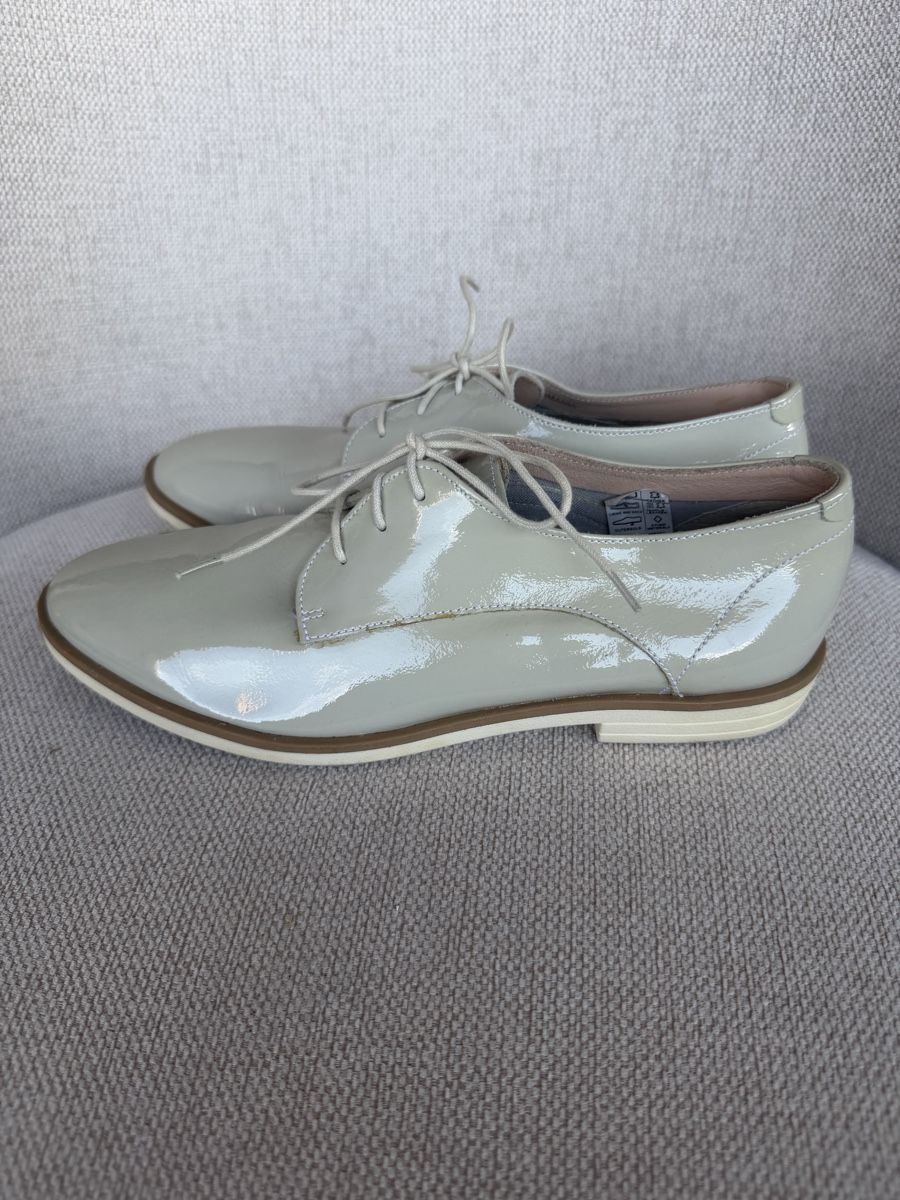 Scarpe da uomo: Schnürschuhe Lackleder hellgrau Grösse 37 – Usato da Basel venduto da Ksjusha