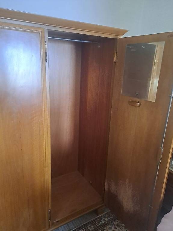 Schränke: Zeitloser Holz-Kleiderschrank im Mid-Century / Retro-Stil – Gebraucht aus Jona von Ramunschk 2