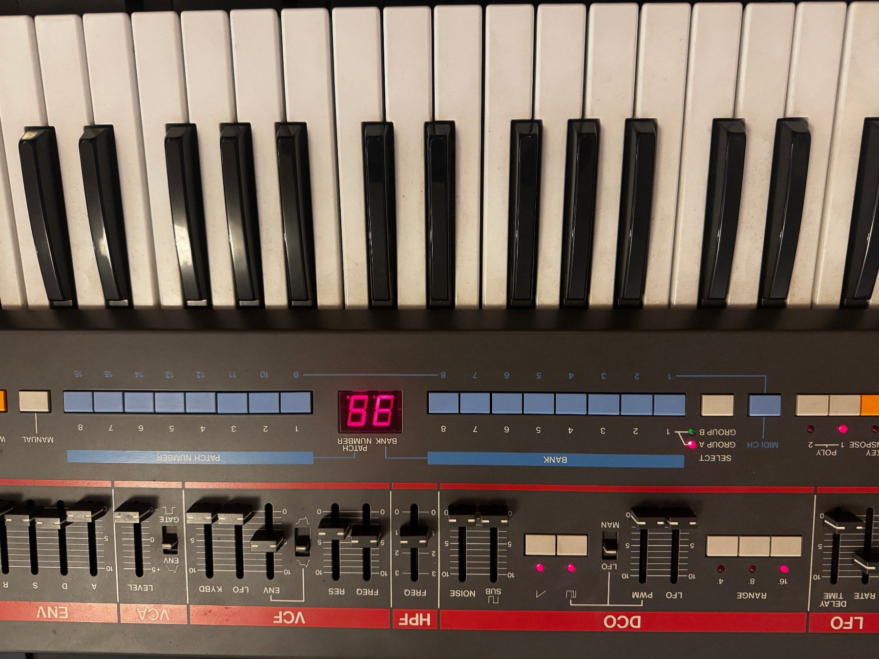 Roland Strumenti musicali: Roland JUNO-106 61-Keys 6 Voice Programmable Polyphonic Synt – Usato da Genève venduto da Symphonykid 9