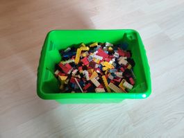 Kiste mit diversen Legoteilen