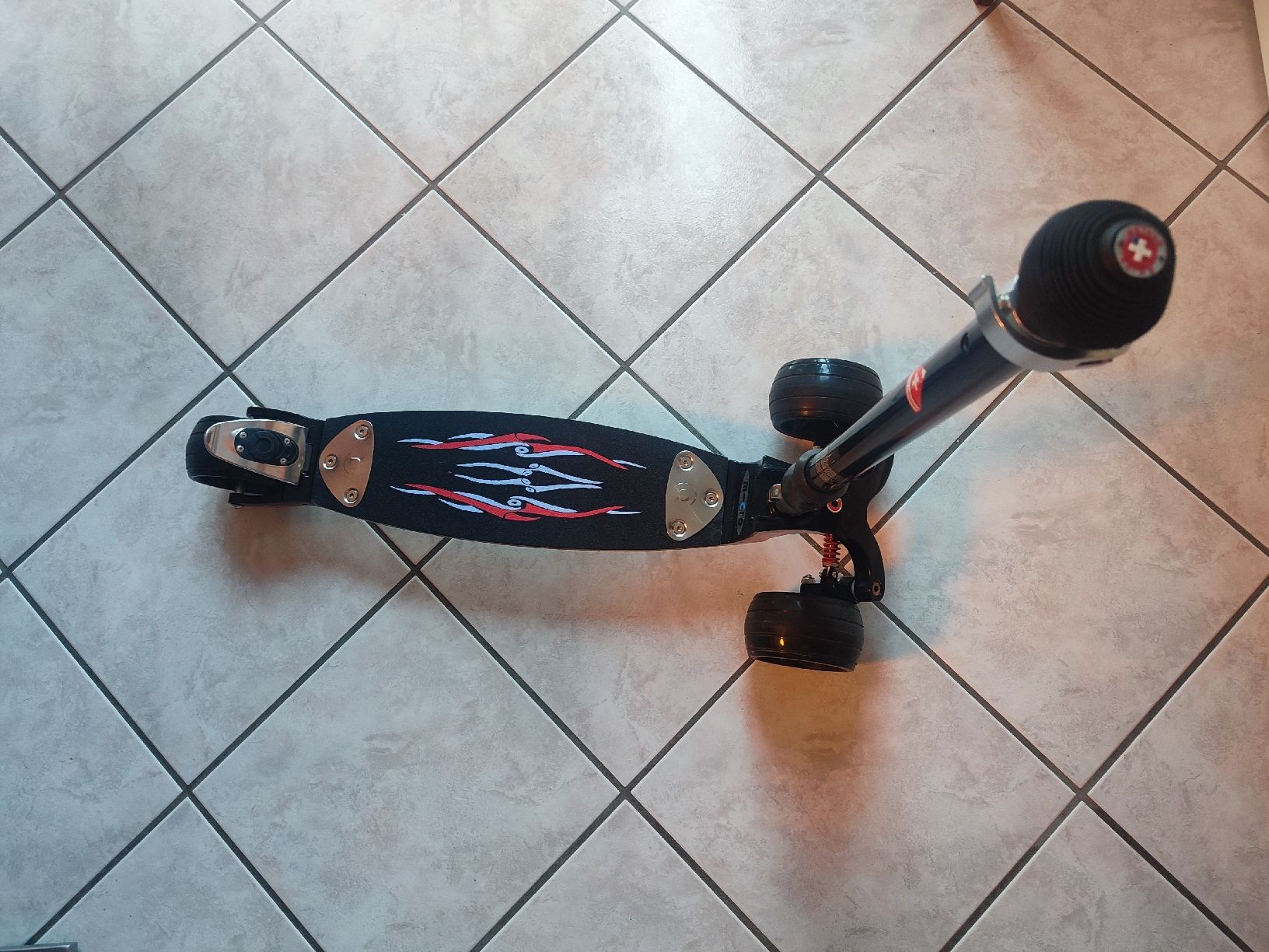 Micro Kickboard: Micro Mobility Systems Kickboard Monster Black – Neuf avec emballage d'origine à Courrendlin par sta_6qcj