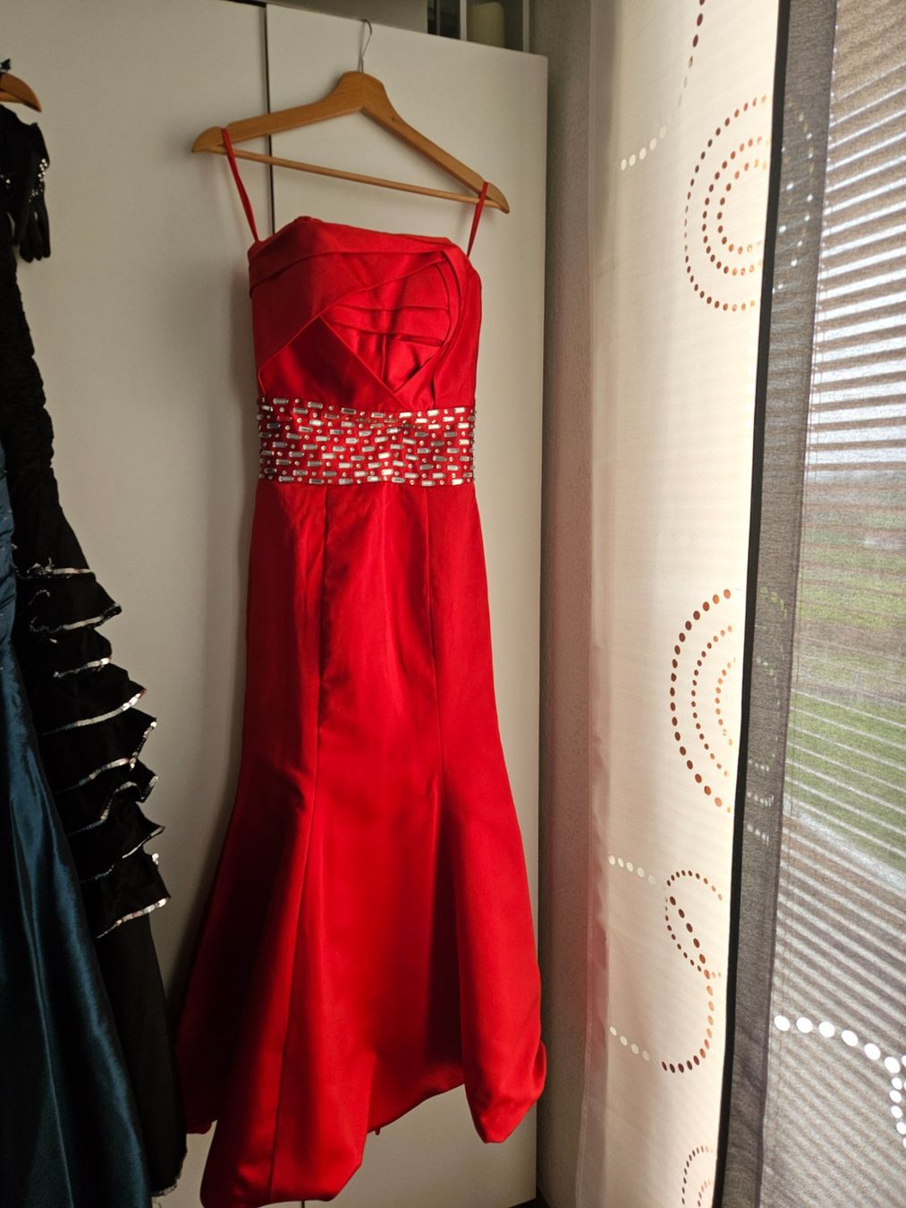 Kleider: Abendkleid rot Grösse XS mit Schmucksteinen – Gebraucht aus Diepoldsau von rin_d9yl