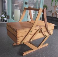 Kleines Vintage Nähkästchen aus Holz, klappbar