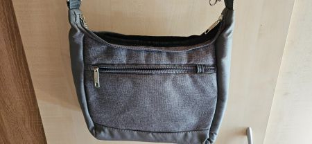 Schultertasche Grau/Schwarz, praktisch für Sommerausflüge 👜