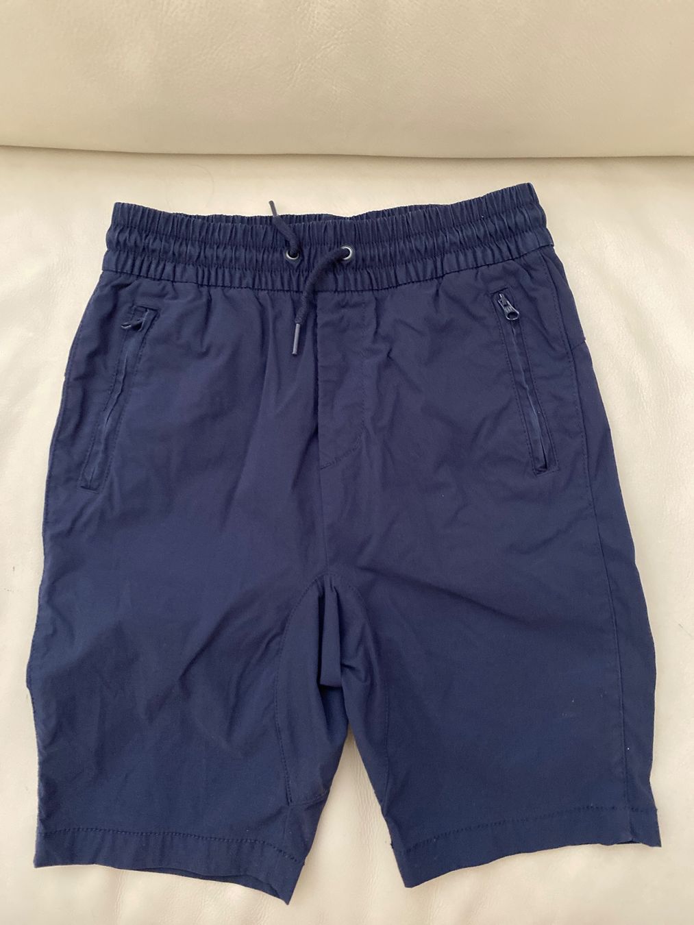 Gap Pantaloni: 2 shorts GAP garçon 8-10 ans – Usato da Genève venduto da Fencer3_914 1