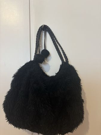 Handtasche mit schwarzem Fake Fell