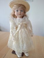 Vintage Porzellanpuppe „Victoria“ – The Promenade Collection