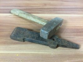 Gebrauchter alter Dängeli Amboss mit Hammer