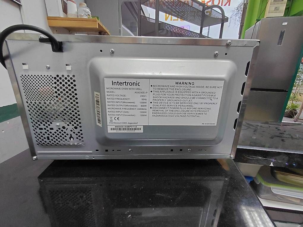Appareils de cuisine: Mikrowelle mit Grill Back Umluftfunktion – D'occasion à Embrach par mee 2