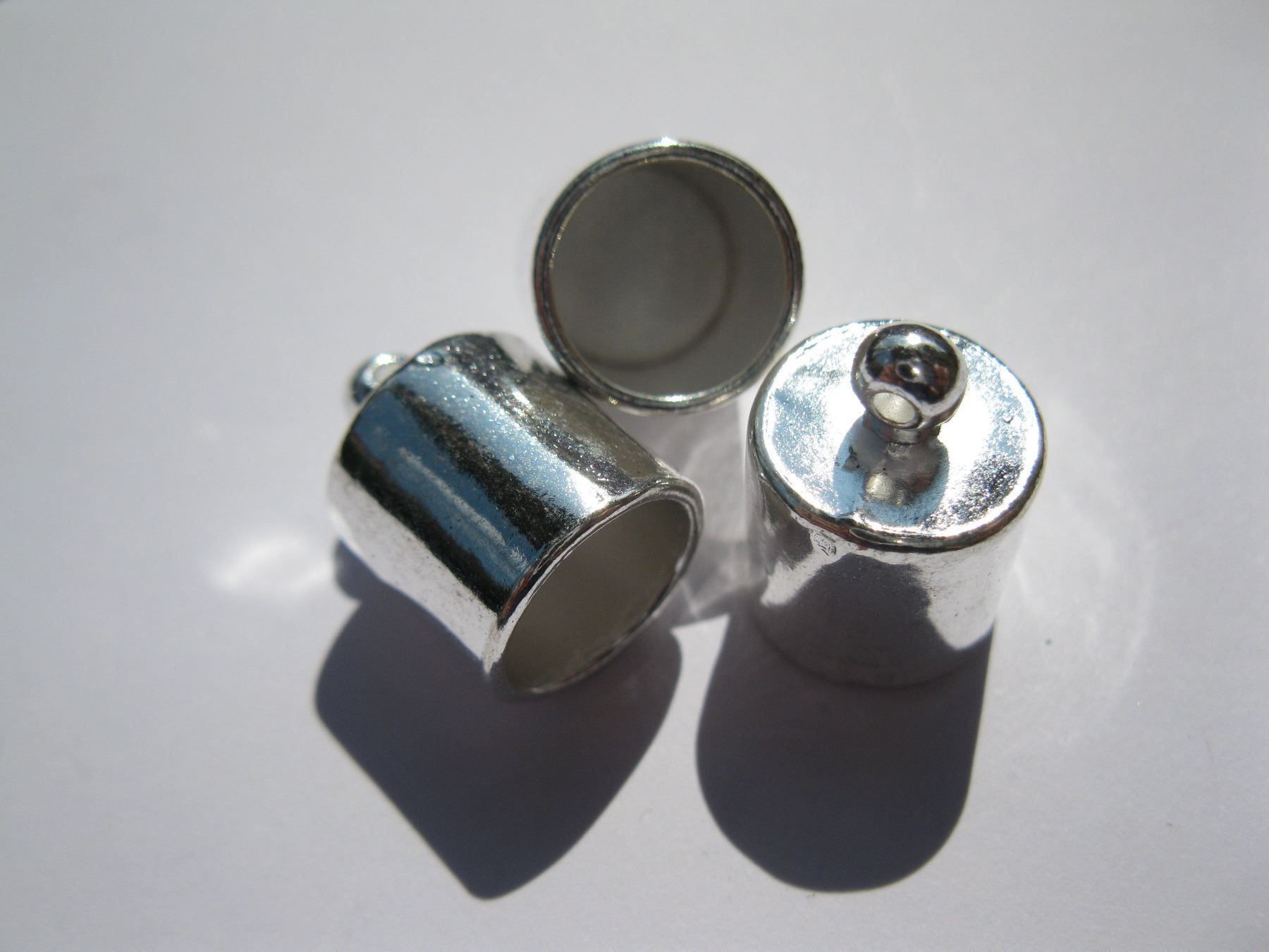 Perle (finte): 2 Endkappen, Cord Ends, Endstücke versilbert gross, 12mm – Nuovo e nell'imballaggio originale da St. Margarethen TG venduto da LuanaKa