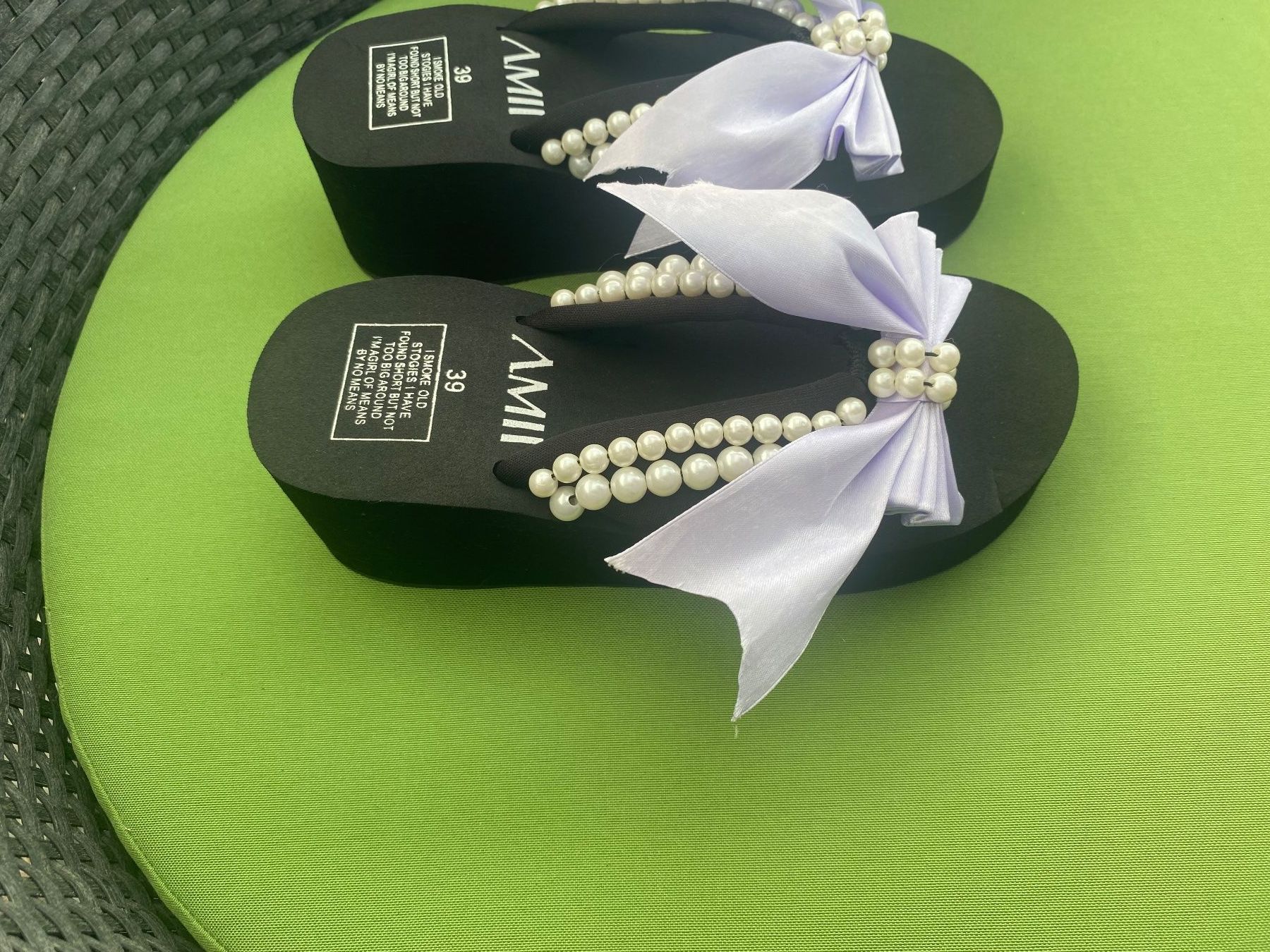 Scarpe da donna: SUMMERTIME - stylische Flip-Flops mit Perlen, nero, 39 – Nuovo e nell'imballaggio originale da Winkel venduto da ferrari2022