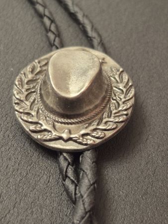 47) Bolo-Tie Westernkrawatte Cowboyhut Ranken Silber