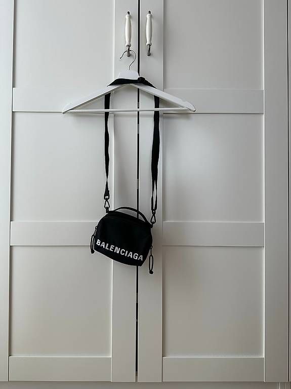 Sacs: BALENCIAGA Wheel Logo Tasche  – D'occasion à St. Gallen par Sabrinaaa 2