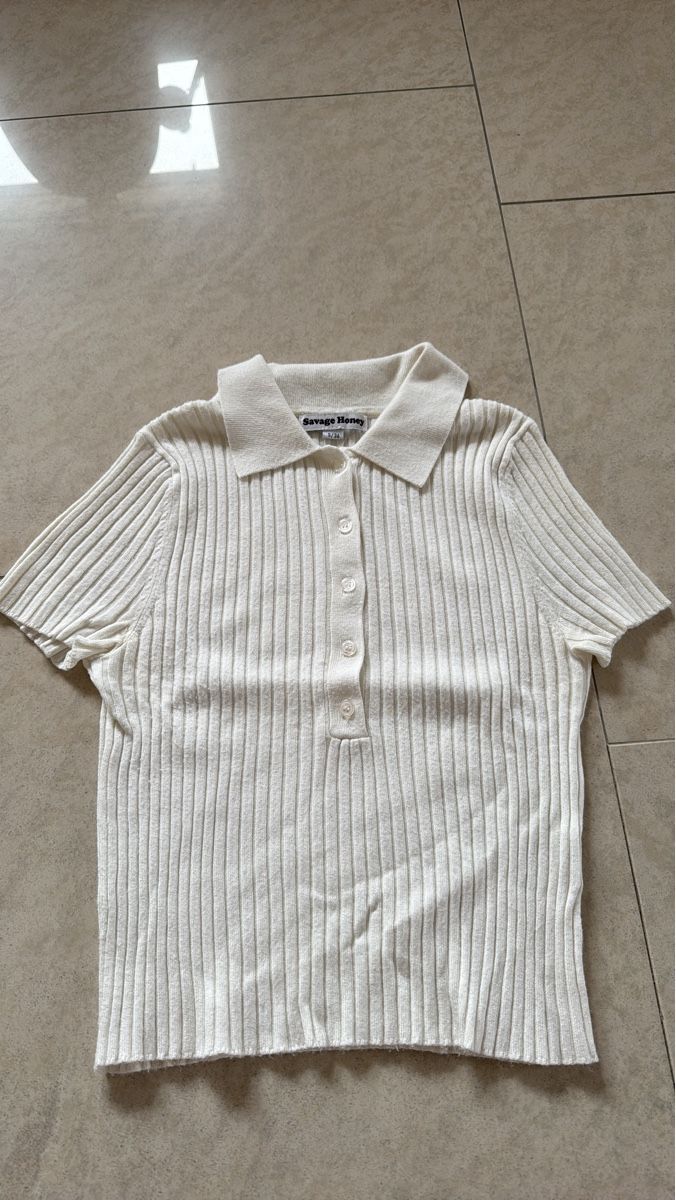 Top: Weisses Kurzarm Strickoberteil mit Knöpfen, Grösse M – Usato da Elsau venduto da yad_7chf