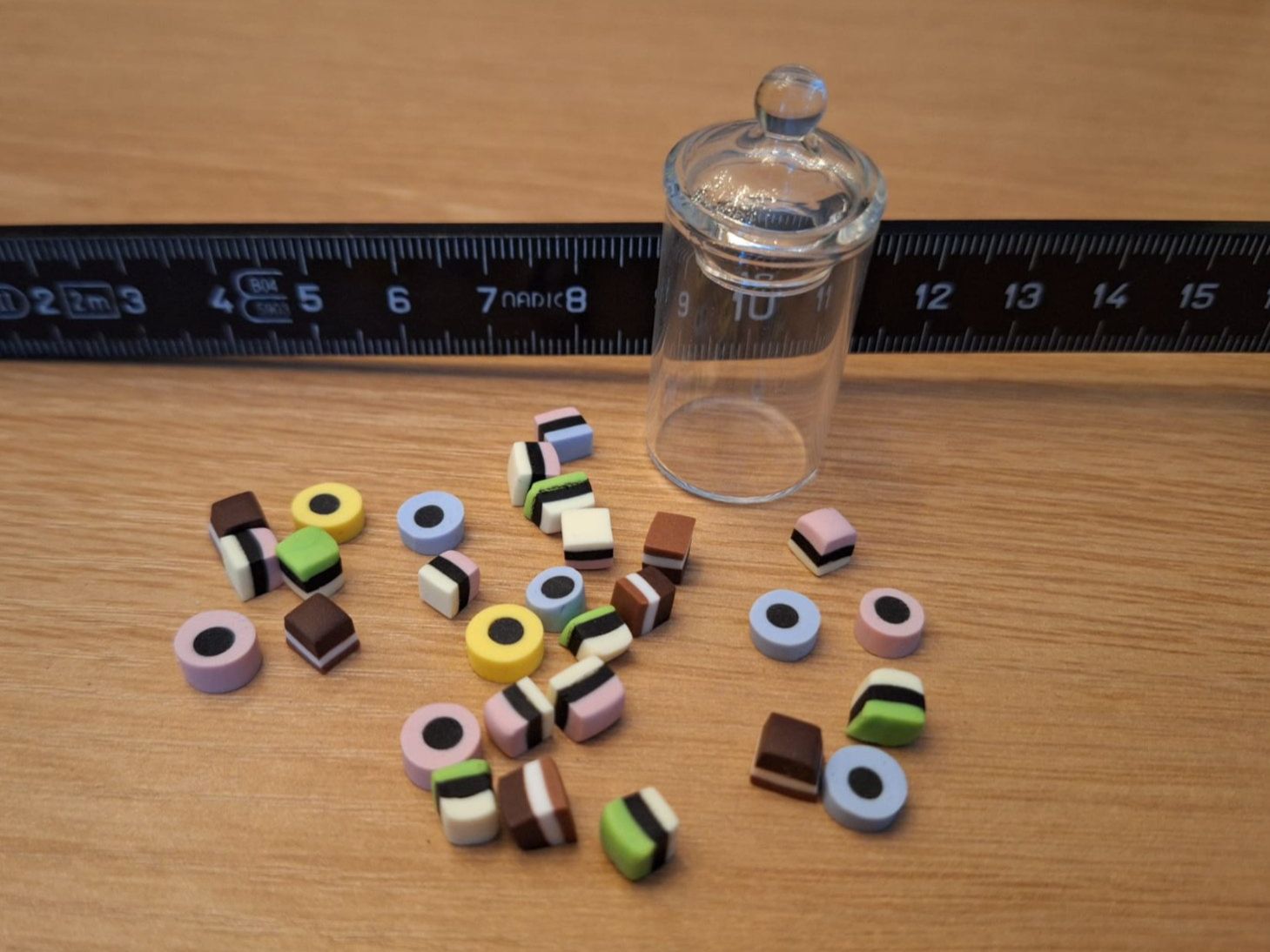 Case e mobili per bambole: Handmade Englische Lakritze Glas Gross – Nuovo (secondo la descrizione) da Zürich venduto da HandmadeTinyFood 1