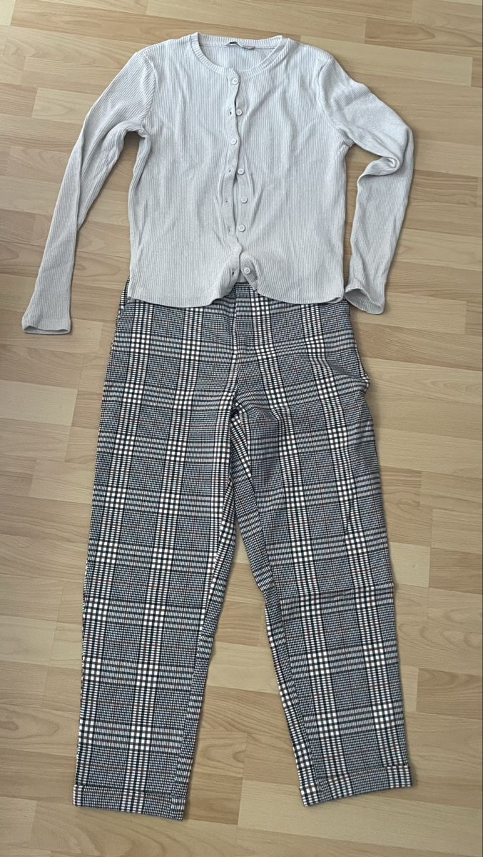 C&A Kleiderpakete: Ensemble pull boutonné + pantalon à carreaux – Gebraucht aus Chemin von nzr_s6sy