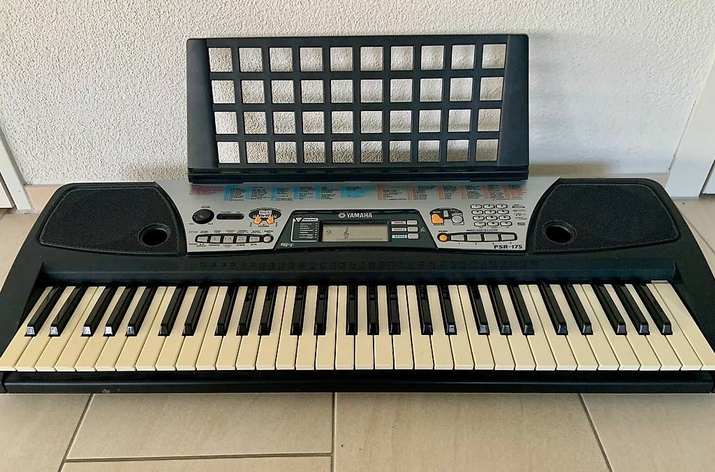 Yamaha Strumenti musicali: Yamaha Keyboard – Usato da Lenzburg venduto da nascar-babe