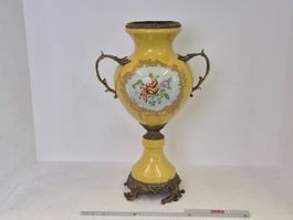 Porzellan Bodenvase mit Metallmontierung und Blumendekor