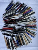 Lot de stylos promotionnels.