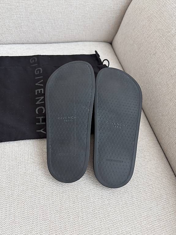 Givenchy Chaussures femmes: Givenchy Logo Slides Damen Gr. 38 – D'occasion à Lachen SZ par dar_hjg9 4