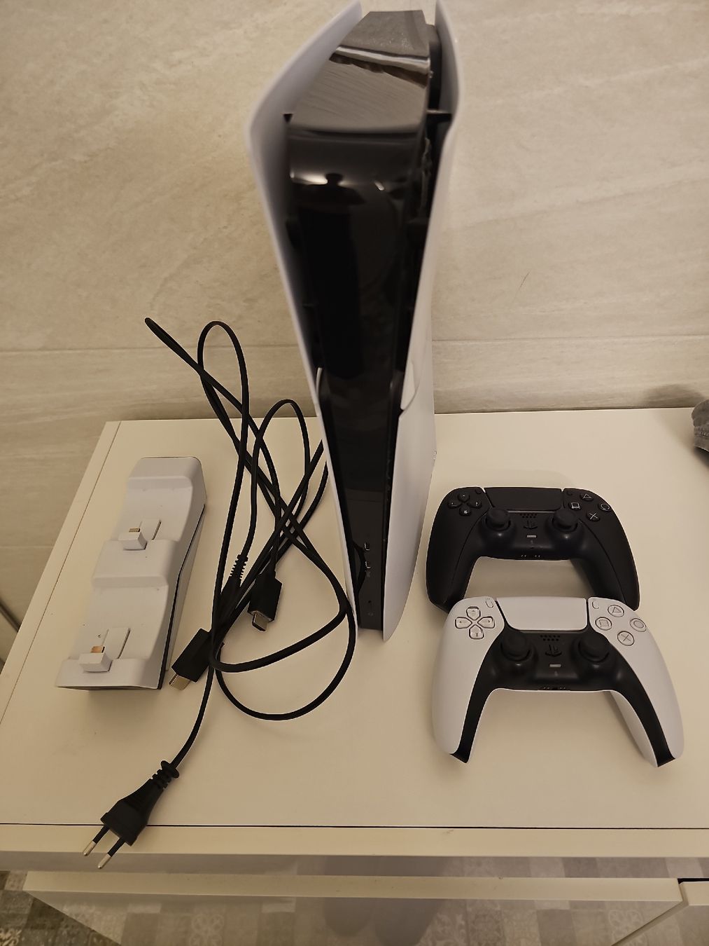 Sony Console: PlayStation 5 Slim Digital Edition + 2 Controller PS5 – Usato da Bäretswil venduto da ema_b7vf