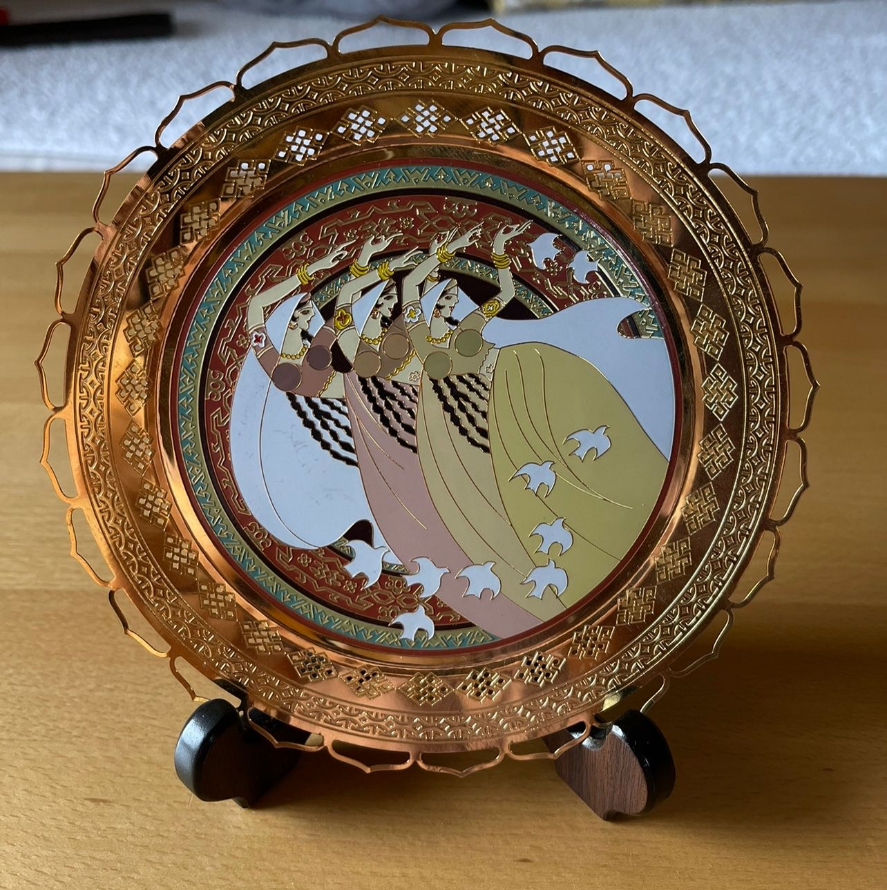 Piatti di portata: Chinesischer Deco-Teller mit Holzständer – Nuovo e nell'imballaggio originale da Kriens venduto da Angie88 1