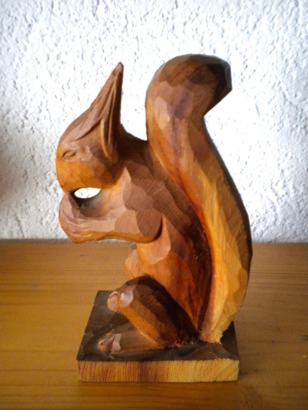 Statuette: Holzschnitzerei Eichhörnchen von E. Wallnöfer-Grond – Usato da Bad Zurzach venduto da sudussli