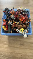 Eine Kiste voll mit Lego Figuren