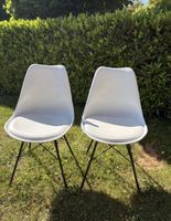 2 moderne weisse Stühle mit schwarzen Metallbeinen