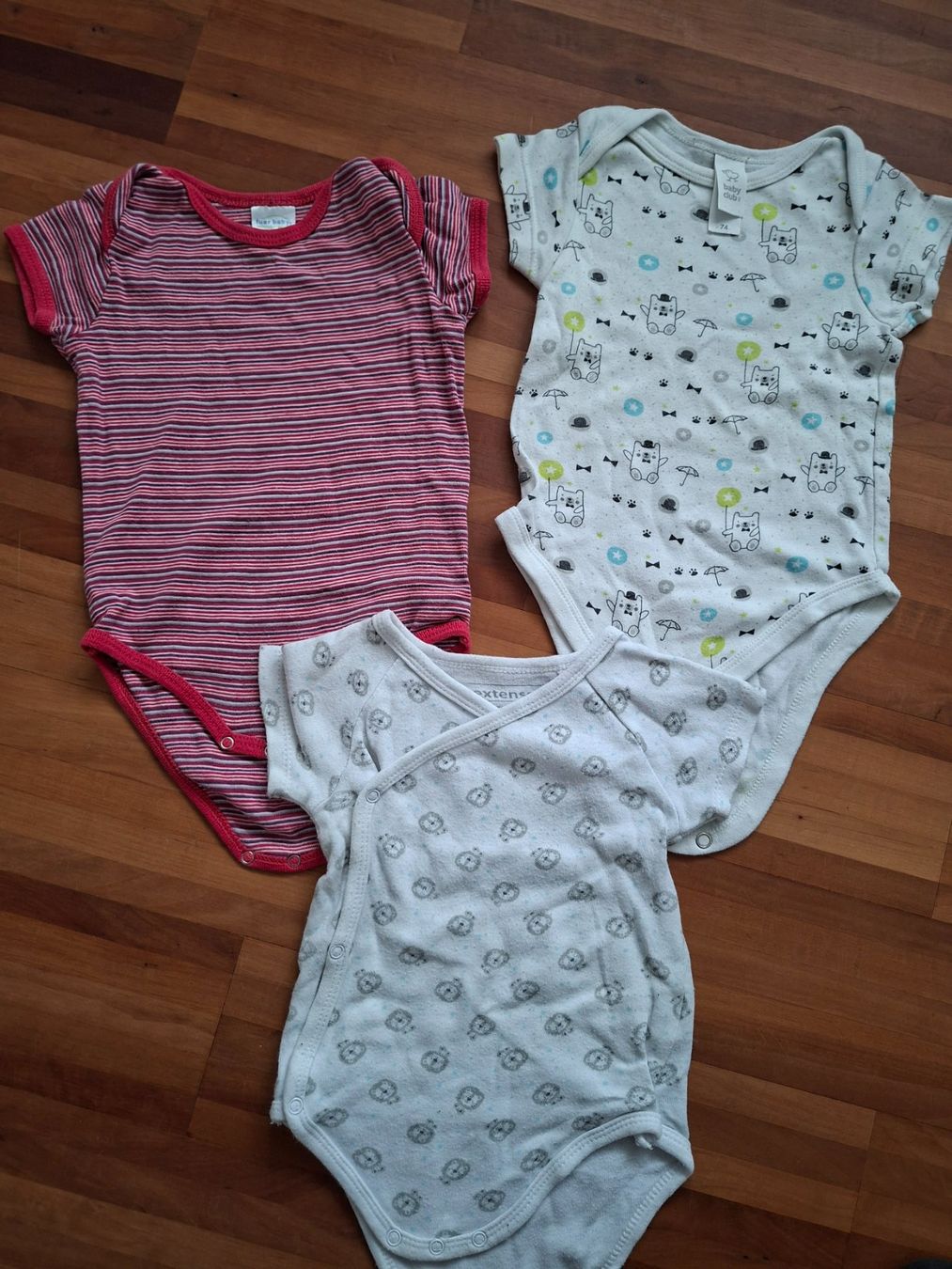 Lotti & Set di vestiti: 3 Kurzarmbodys Gr. 74 – Usato da Münchenbuchsee venduto da lanereal