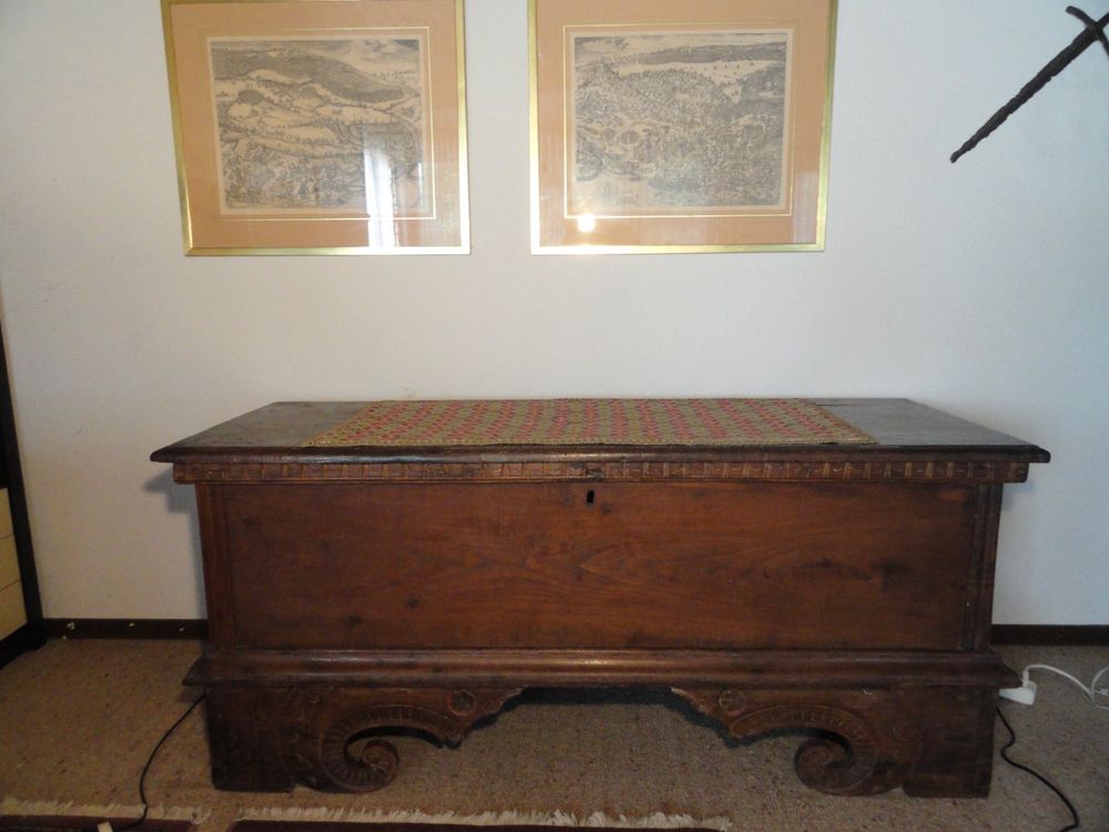 Sehr alte, massive Holztruhe mit Schnitzereien. | Kaufen auf Ricardo