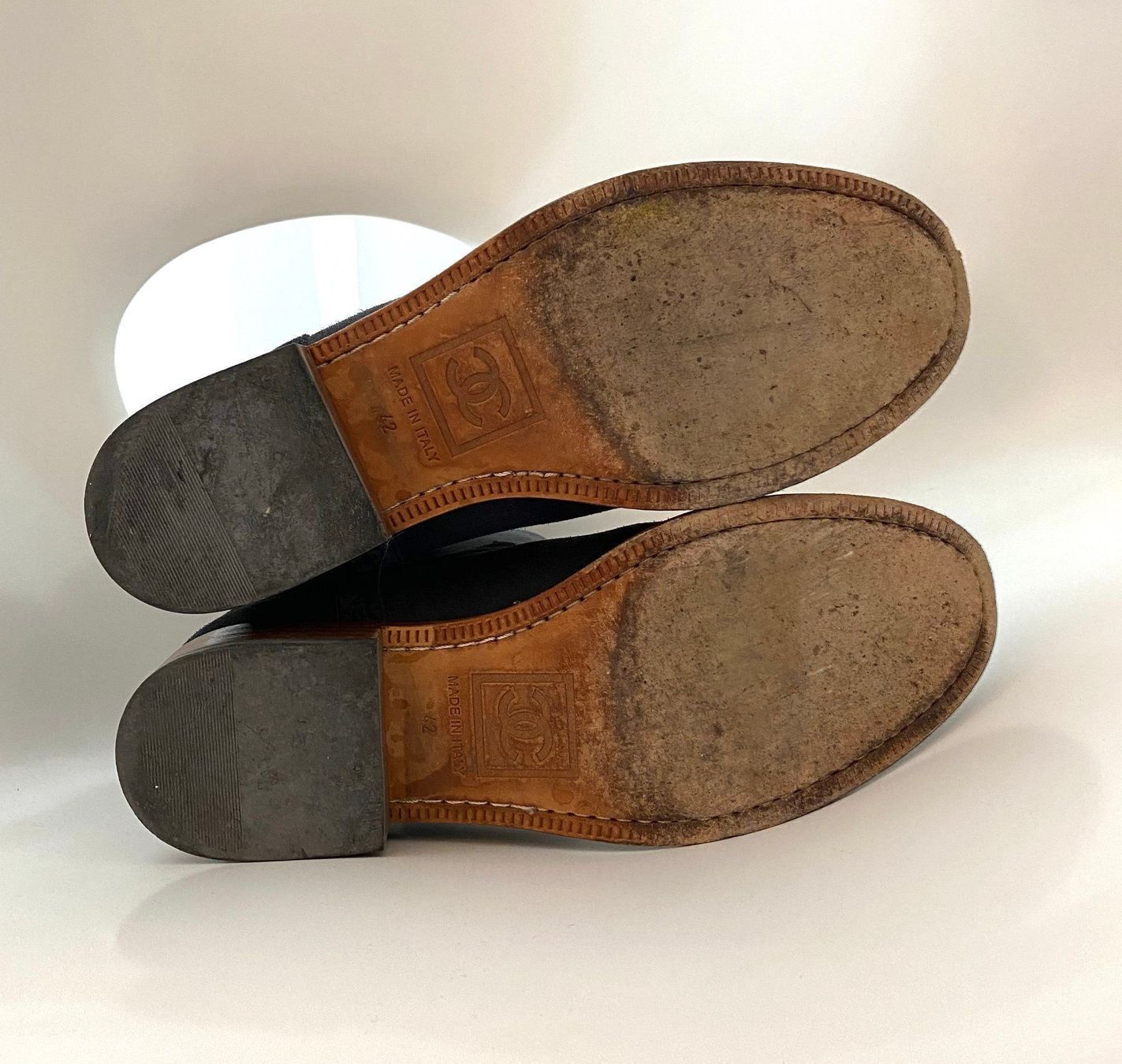 Chanel Scarpe da donna: Bottines en daim bleu foncé CHANEL – Usato da La conversion venduto da Repio 2