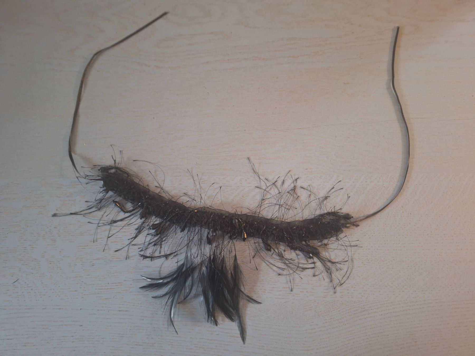 Catenine: schwarzer Hals- oder Haarschmuck mit Federn und Perlen – Nuovo (secondo la descrizione) da Zug venduto da BibiB