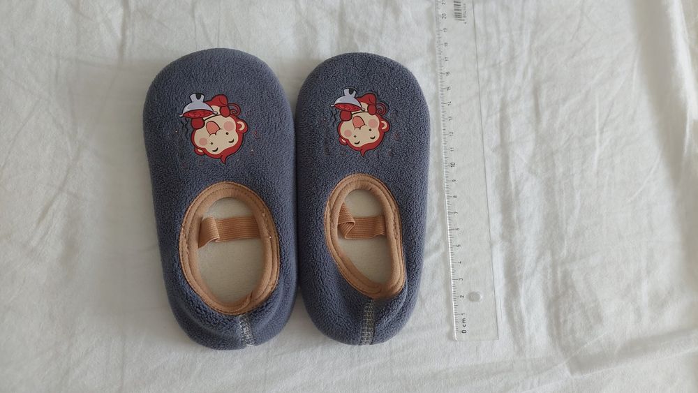 Chaussures garçon: Kind/Baby Winterhausschuhe Affe NEU – Neuf avec emballage d'origine à Uetikon am See par sahra777