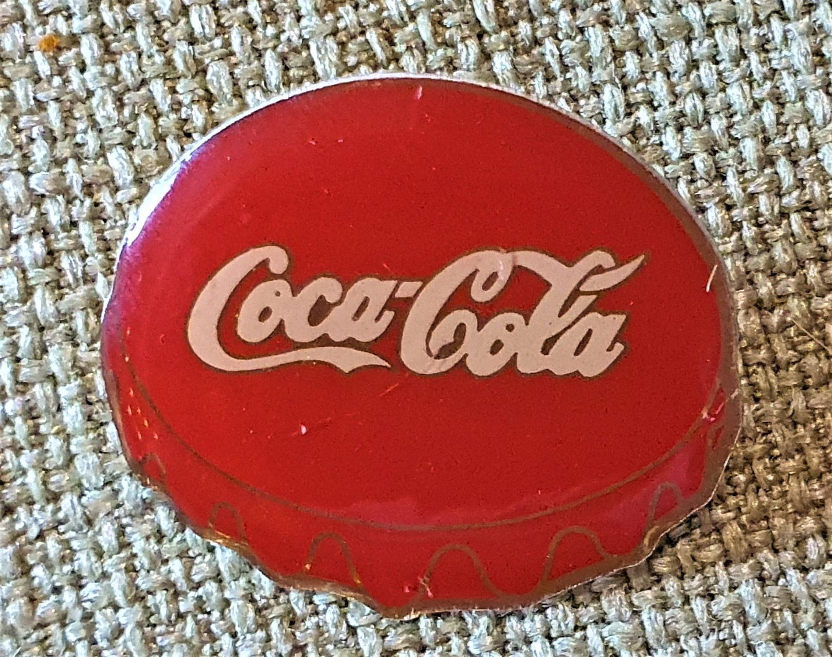 Apribottiglie & Tappi per chiusura: H598 - Pin Coca Cola Deckel Kronkorken – Usato da Reinach BL venduto da Boston-Verkauf