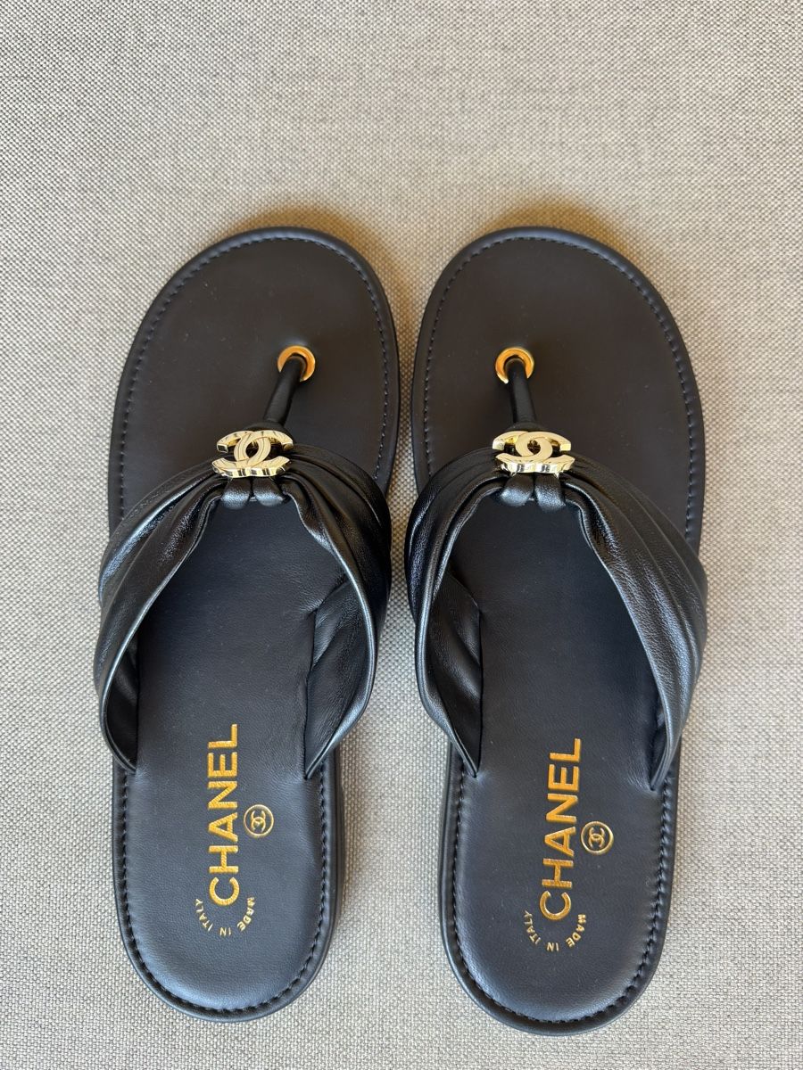 Chanel Scarpe da donna: New Chanel flip-flops – Nuovo e nell'imballaggio originale da Fully venduto da Fashion_Mania 3